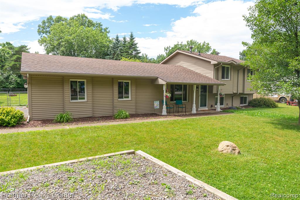 Swanee Beach Dr, Fenton, MI 48430
