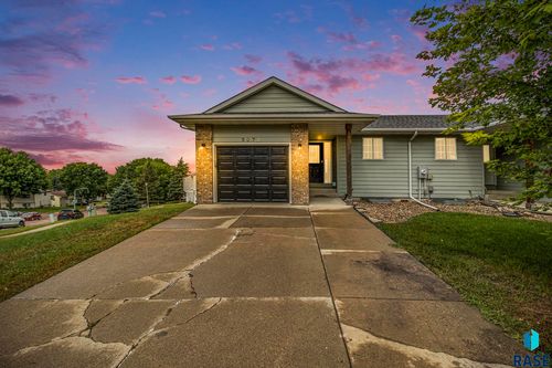3072 E Bragstad Dr, Sioux Falls, SD, 57103-4041 | Card Image