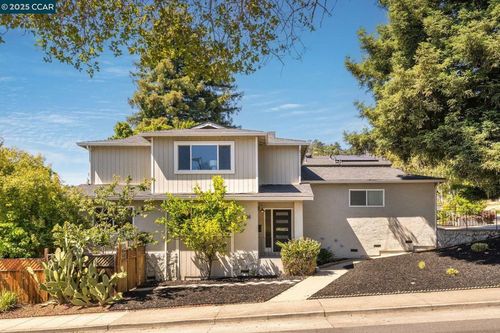 3686 Redwood Road, Oakland, CA, 94619 | Card Image