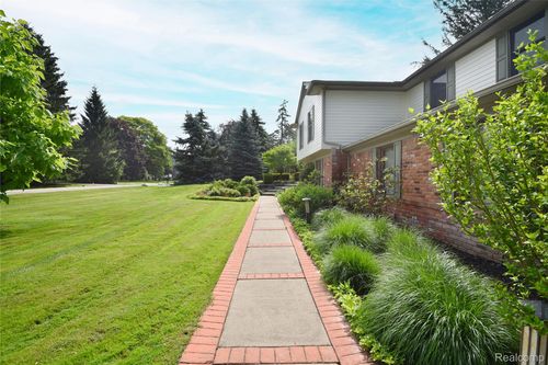 1749 Timson Ln, Bloomfield Hills, MI, 48302-2273 | Card Image