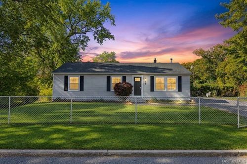 13 Delaware Rd, Babylon, NY, 11704-2502 | Card Image