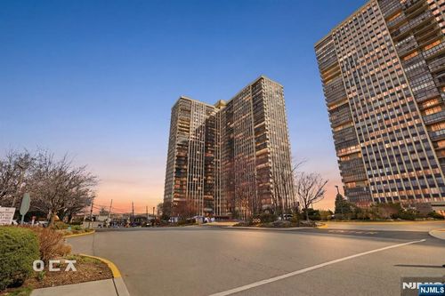 300 Winston Dr, Cliffside Park, NJ, 07010-3236 | Card Image