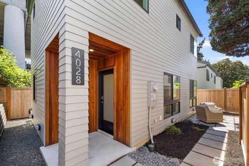 4028 5th Ave Ne, Seattle, WA, 98105-6516 | Card Image