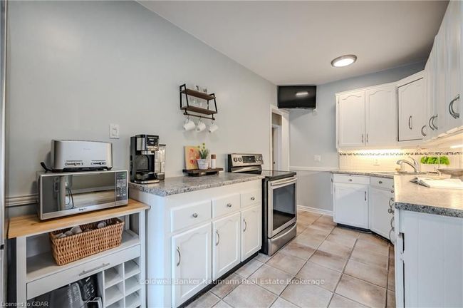 28 Winston Cres, House other with 3 bedrooms, 2 bathrooms and 1 parking in Guelph ON | Image 9