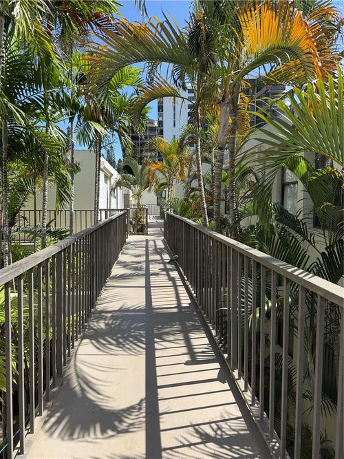 ph14-20200 W Country Club Dr, Aventura, FL, 33180-1673 | Card Image