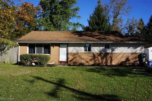 211 Hilltop Dr, Chardon, OH, 44024-1419 | Card Image