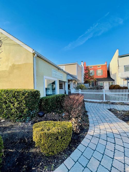 12 Gillette Ave, Sayville, NY, 11782-3123 | Card Image