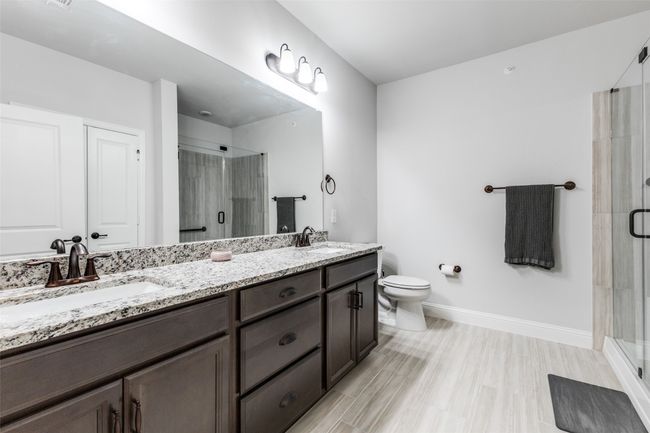 Primary bath with His and Hers sinks. | Image 20