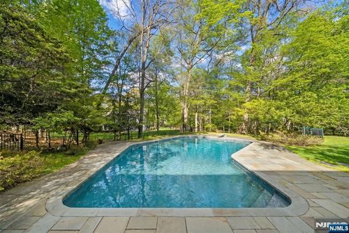 639 Pawnee Ln, Franklin Lakes, NJ, 07417-2815 | Card Image