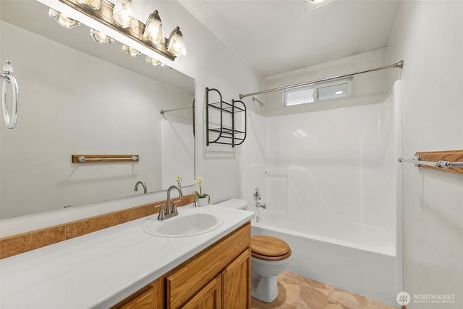 Bathroom 1 | Image 14
