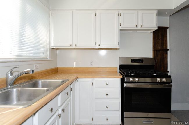44 W End - Kitchen | Image 13