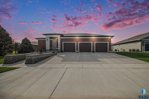 815 Heatherwood Ave, Madison, SD, 57042-3722 | Card Image