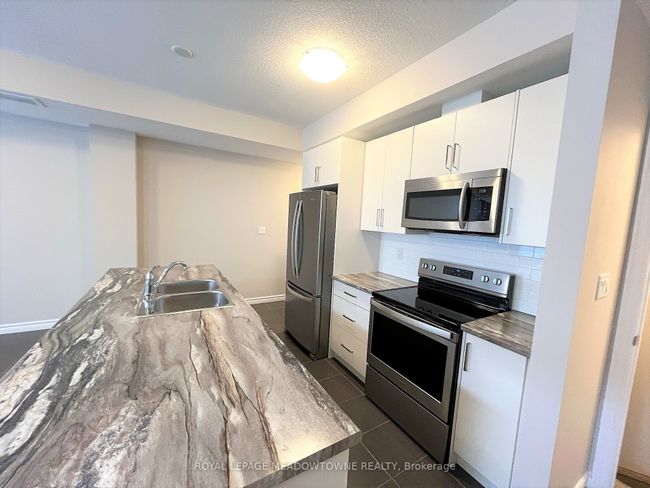 146 - 445 Ontario St S, Condo with 3 bedrooms, 3 bathrooms and 1 parking in Milton ON | Image 6