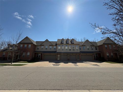 56696 Long Island Dr, Shelby Township, MI, 48316-5726 | Card Image