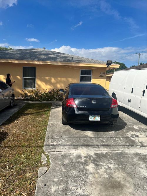 b-2111 Nw 100th St, Miami, FL, 33147-1330 | Card Image