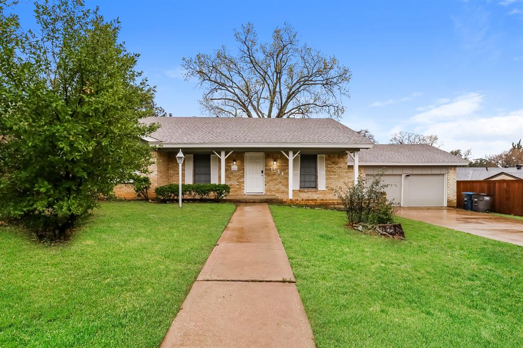 Laurie Dr, Fort Worth, TX 76112