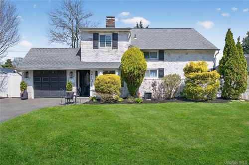 2101 Salisbury Park Dr, Westbury, NY, 11590-6313 | Card Image