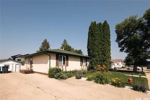 631 Buchanan Dr, House with 3 bedrooms, 2 bathrooms and 2 parking in Prince Albert SK | Card Image