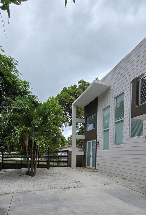3790 Oak Ave, Miami, FL, 33133-4807 | Card Image