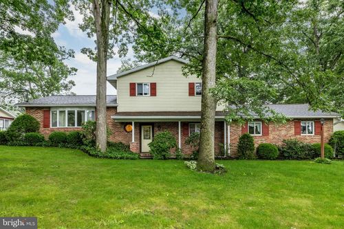 1056 Woodland Dr, Sunbury, PA, 17801-6243 | Card Image