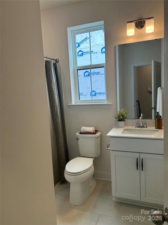 Guest Bahroom on 3rd Floor | Image 11
