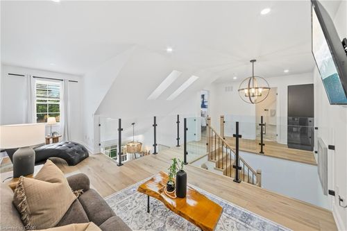 5-1085 Harrogate Dr, Ancaster, ON, L9K1R2 | Card Image
