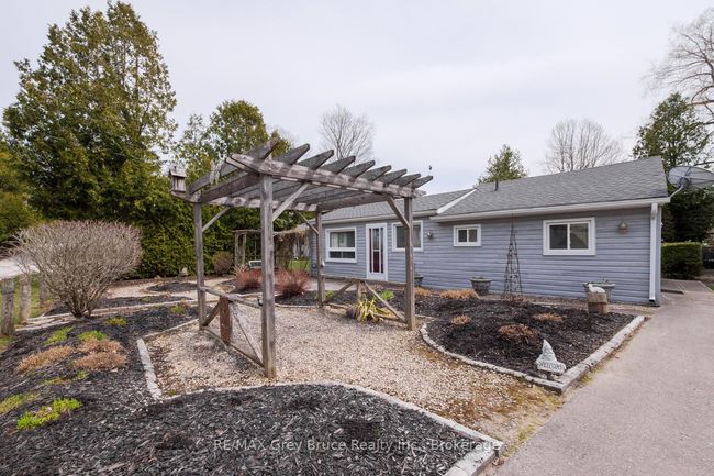 12 Guelph St, House other with 3 bedrooms, 1 bathrooms and 4 parking in Sauble Beach ON | Image 6