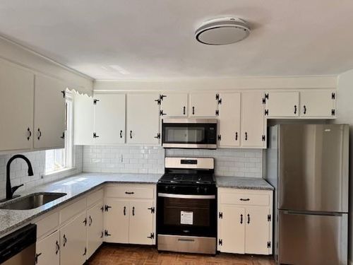 apt-2-40 Bourne St, Bristol, RI, 02809-2358 | Card Image