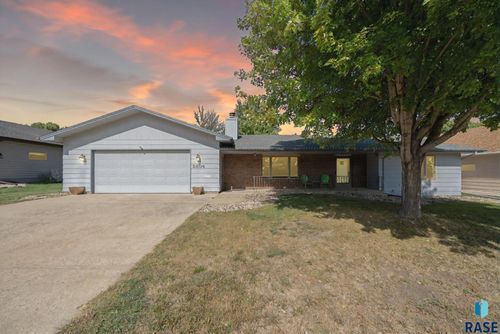 2804 E 52nd St, Sioux Falls, SD, 57103-5338 | Card Image