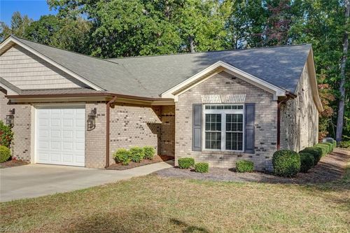 2222 St James Dr, Reidsville, NC, 27320-5240 | Card Image