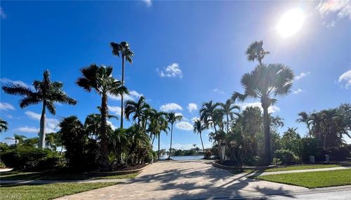 4669 Southern Breeze Dr, NAPLES, FL, 34114-9420 | Card Image