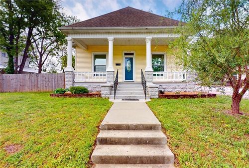 419 W Cherry St, Nevada, MO, 64772-2240 | Card Image