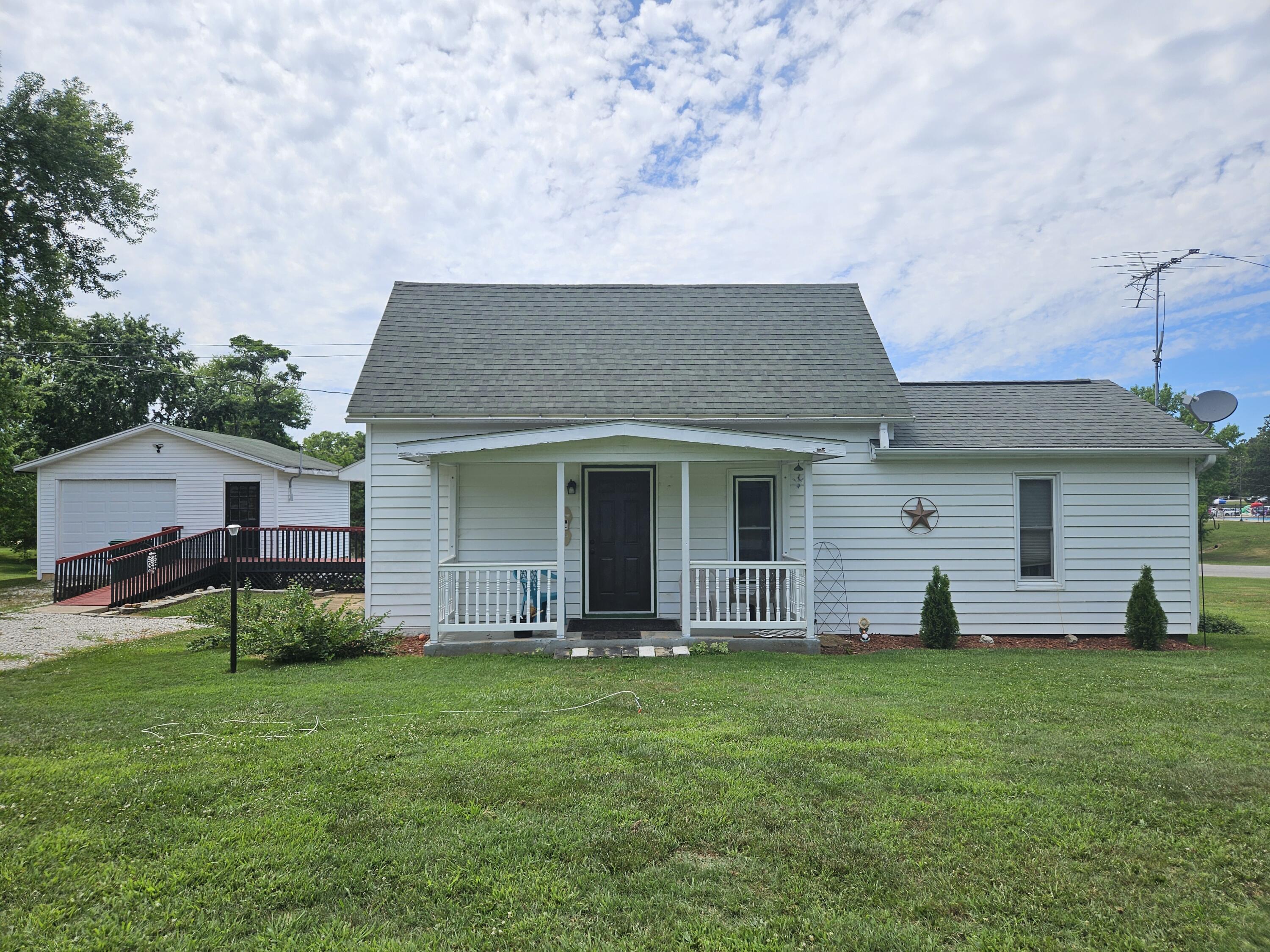 Walnut St, Willow Springs, MO 65793