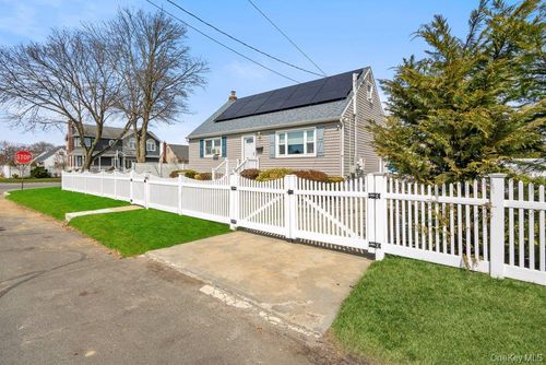 290 38th St, Lindenhurst, NY, 11757-2613 | Card Image