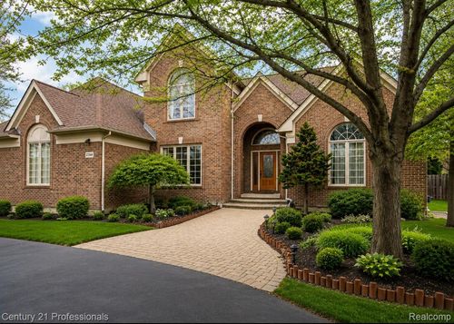 27568 Rainbow Cir, Lathrup Village, MI, 48076-3215 | Card Image