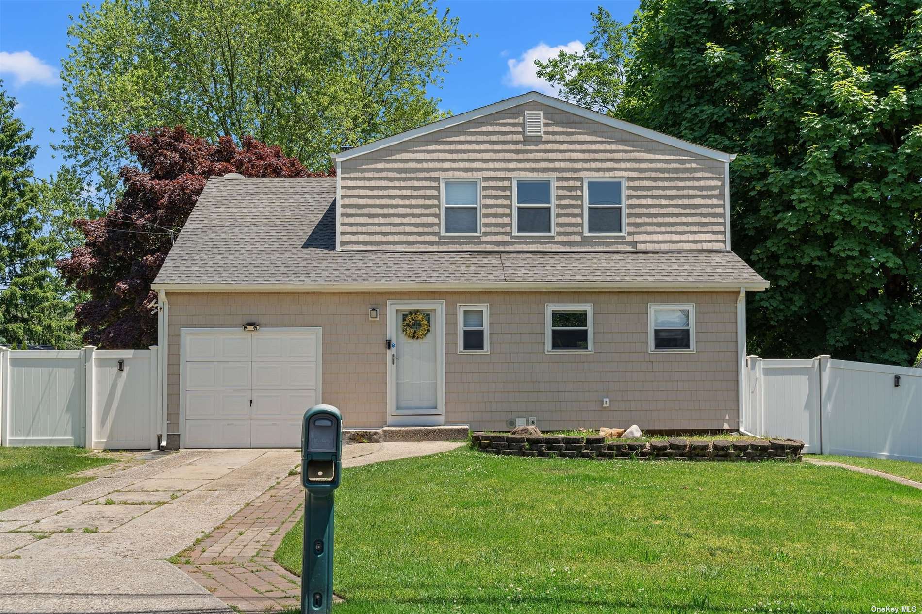 Oneida Ave, South Setauket, NY 11720