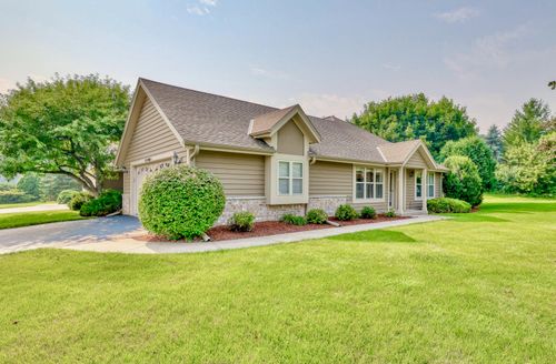 2424003 Brandon Oaks Dr, Pewaukee, WI, 53072-6429 | Card Image
