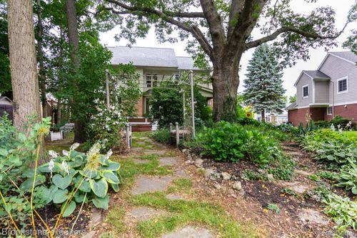 3845 Beechcrest, Rochester Hills, MI, 48309-3595 | Card Image