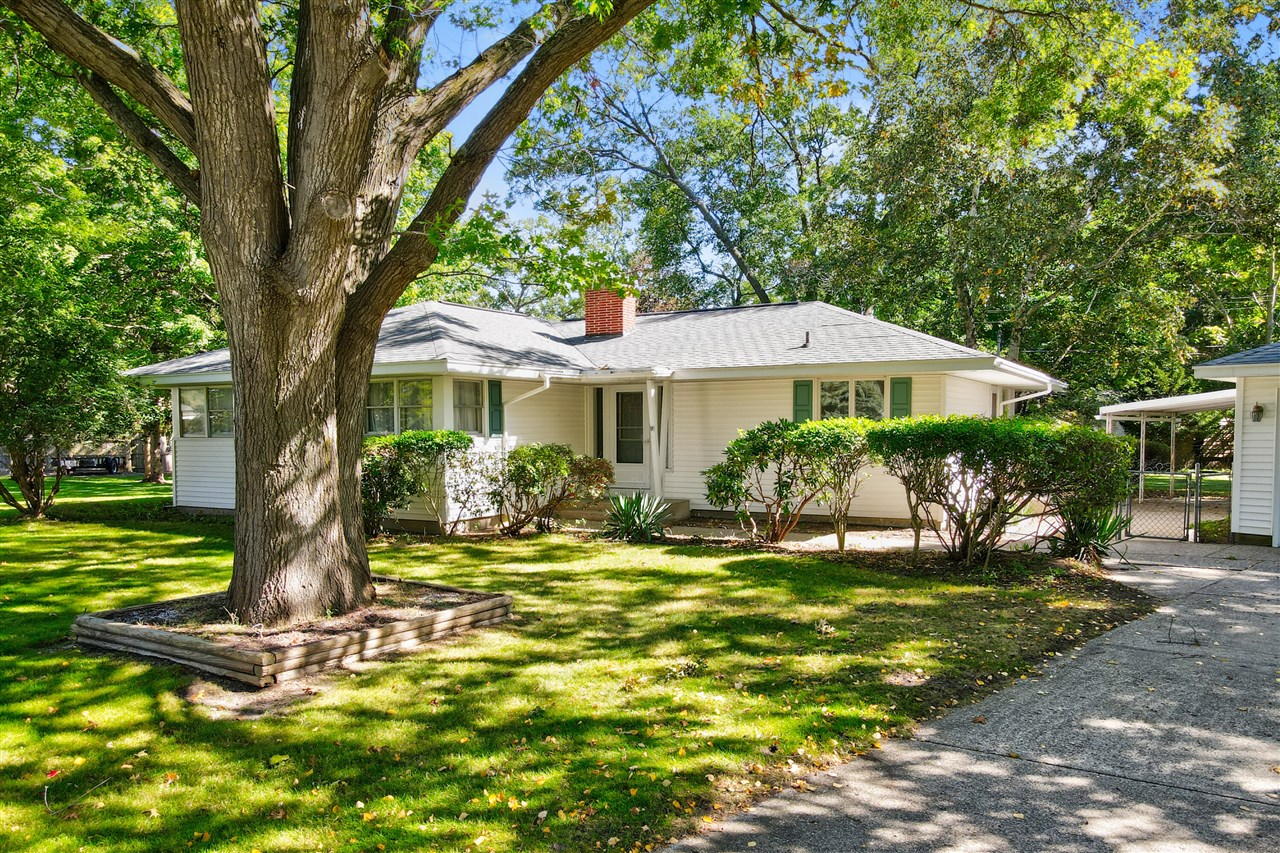 Manitou Cir, Norton Shores, MI 49441