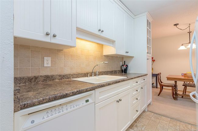 211 - 130 Sunningdale Rd E, Condo with 2 bedrooms, 1 bathrooms and 31 parking in Qualicum Beach BC | Image 5