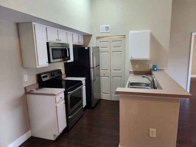 201 - 141 Sw Palm Drive, Condo with 2 bedrooms, 2 bathrooms and null parking in Port St Lucie FL | Image 2