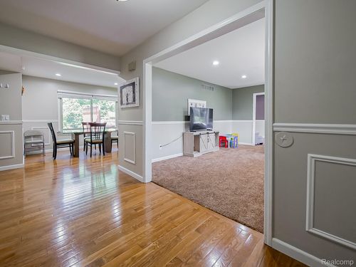 6054 Wynford Dr, West Bloomfield, MI, 48322-2448 | Card Image