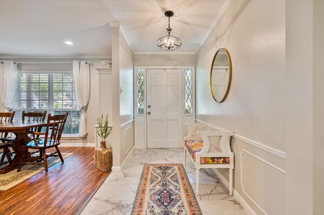 Light, bright clean entrance | Image 8