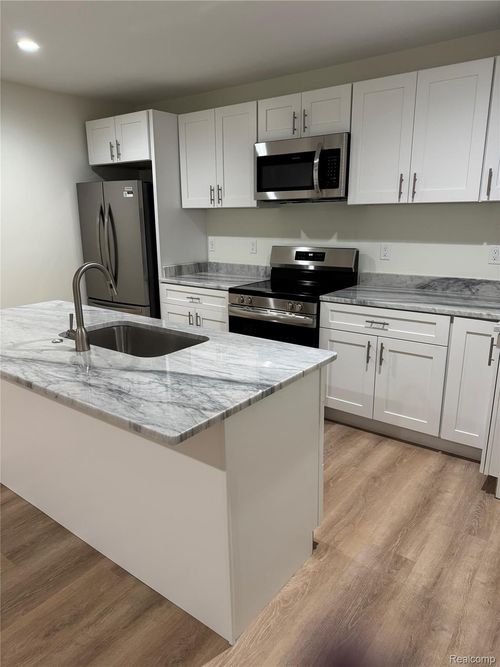 34 Cross St, Auburn Hills, MI, 48326-3220 | Card Image