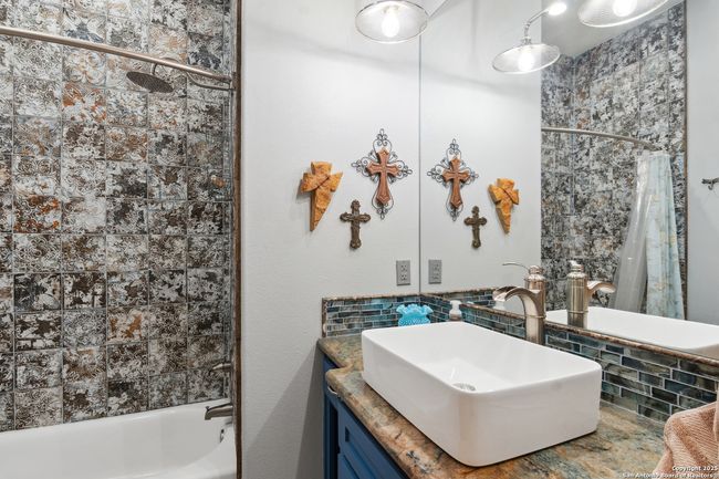 381 Camino Primero, House other with 3 bedrooms, 2 bathrooms and null parking in Leakey TX | Image 23