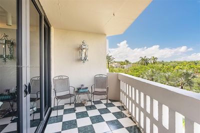 404 - 90 Edgewater Dr, Condo with 2 bedrooms, 2 bathrooms and null parking in Coral Gables FL | Image 2