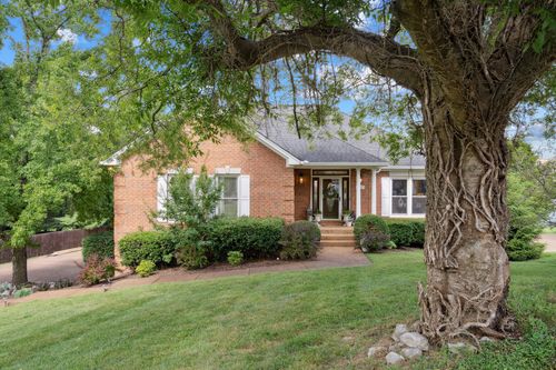 111 Masters Way, Hendersonville, TN, 37075-8568 | Card Image