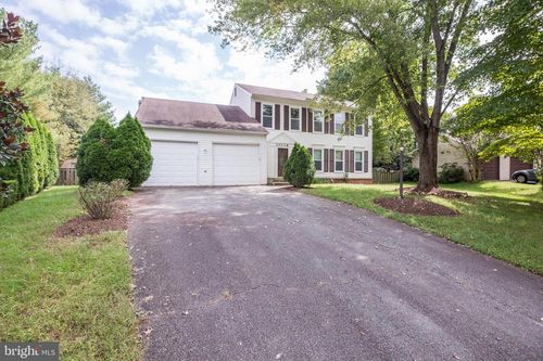 10136 Yorktown Dr, GREAT FALLS, VA, 22066-4205 | Card Image