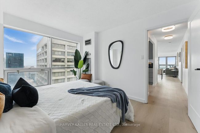3211 - 10 Yonge St, Condo with 2 bedrooms, 2 bathrooms and null parking in Toronto ON | Image 8