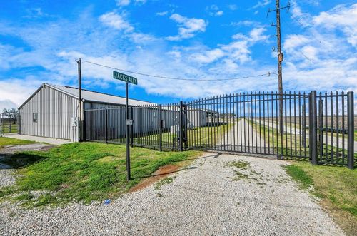 6111 Jacks Ally Ln, Wallis, TX, 77485-5538 | Card Image